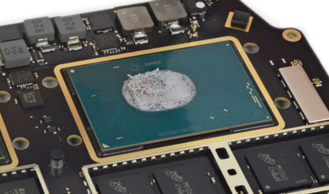 Innenleben des MacBook Pro 15 Zoll mit Touch Bar