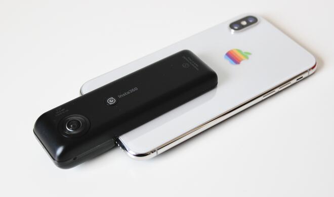 Die Insta360 Nano S wird einfach über den Lightning-Anschluss auf das iPhone gesteckt.