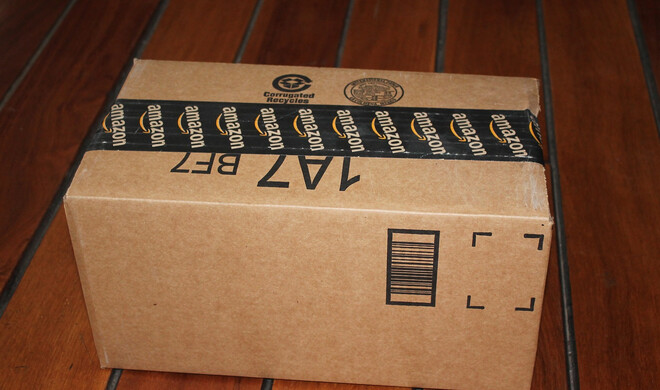 Die Lieferungen von Amazon erkennen Sie oft am markierten Klebeband