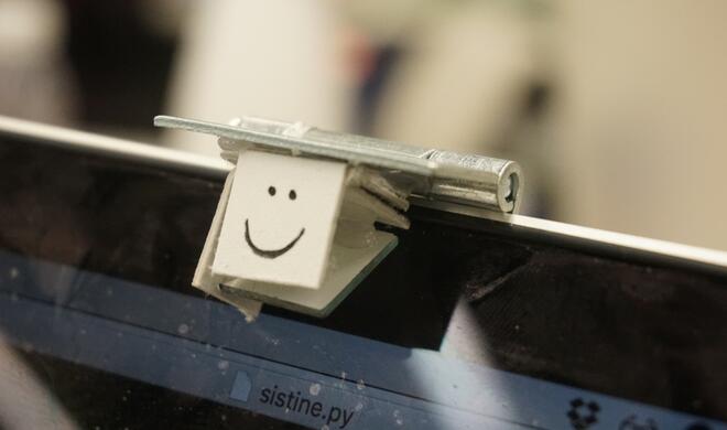 Mit Material für rund einen Dollar wird die FaceTime-Kamera nach unten gerichtet