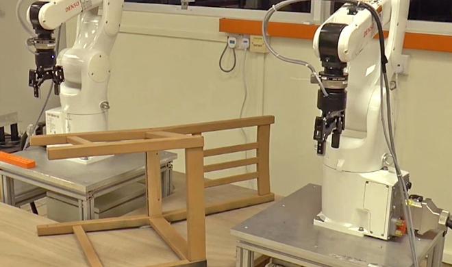 Roboter bauen einen Ikea-Stuhl zusammen