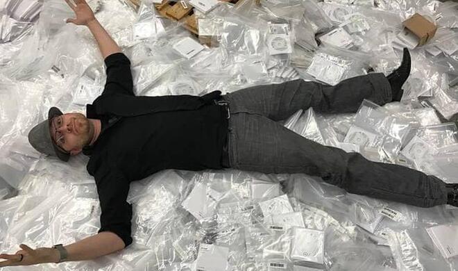 Recycling-Unternehmer Eric Lundgren auf einem Haufen Recovery-CDs