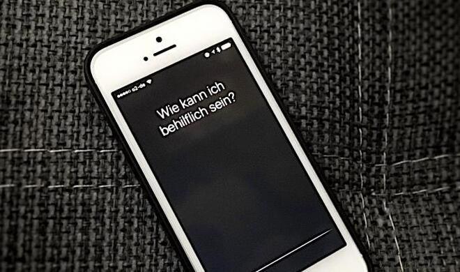 Apples Siri ist flinker und hört besser zu als Bixby, kann aber weniger