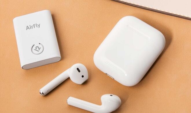 Links AirFly, rechts das AirPods-Case