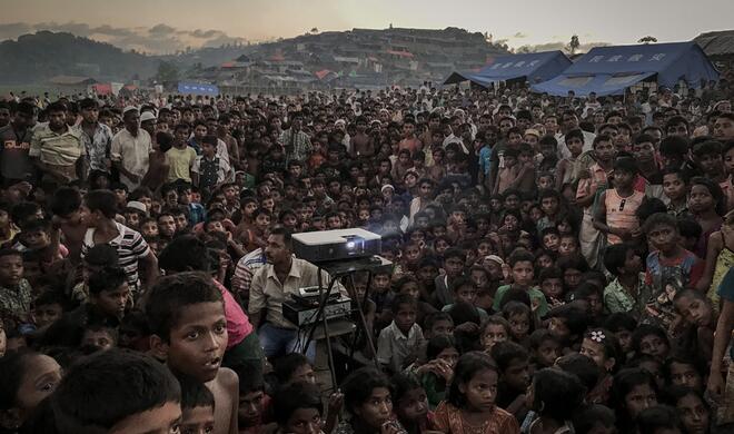 Photographer of the Year Grand Prize: Kinder in Bangladesch schauen einen Aufklärungsfilm über Gesundheit und Hygiene – Aufgenommen mit dem iPhone 7