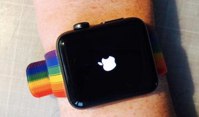 Apple Watch mit Pride-Armband