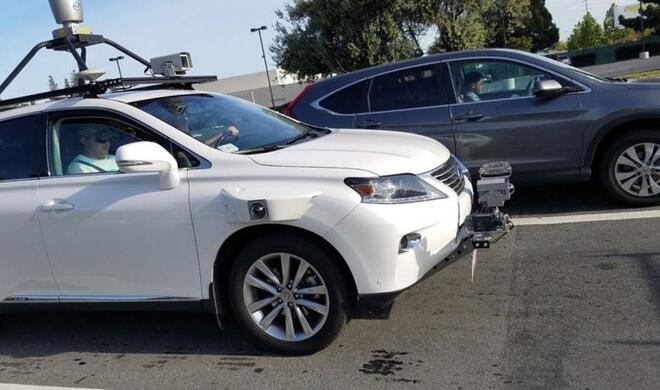 Einer von vielen Toyota-Lexus, der für Apple unterwegs ist.