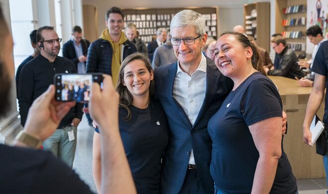 Tim Cook mit Retail-Verkäuferinnen in einem Apple Store in Amsterdam