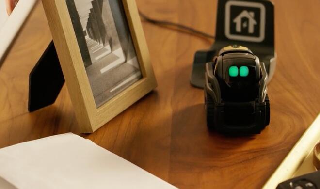 Äußerlich unterscheidet sich „Anki Vector“ kaum von seinem Vorgänger „Anki Cozmo“. Doch der Schein trügt  – der Hersteller hat dem Spielzeugroboter zahlreiche neue Talente spendiert.