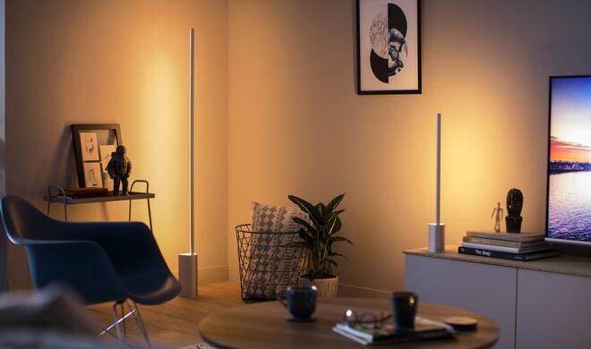 Philips Hue Signe gibt es als Steh- und Tischlampe