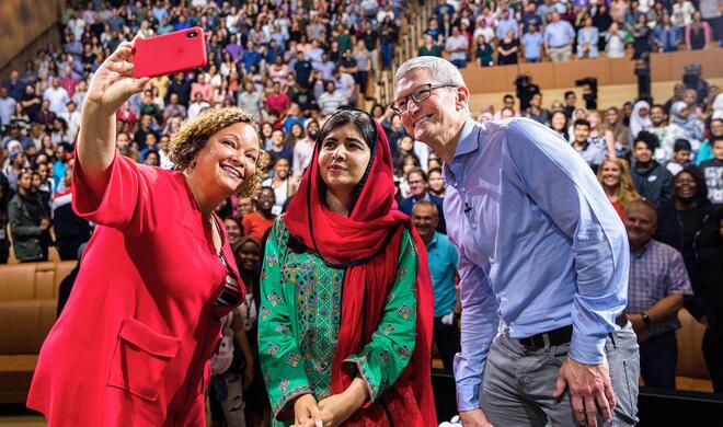 Tim Cook mit einer Vertreterin vom Malala Fund (Mitte)