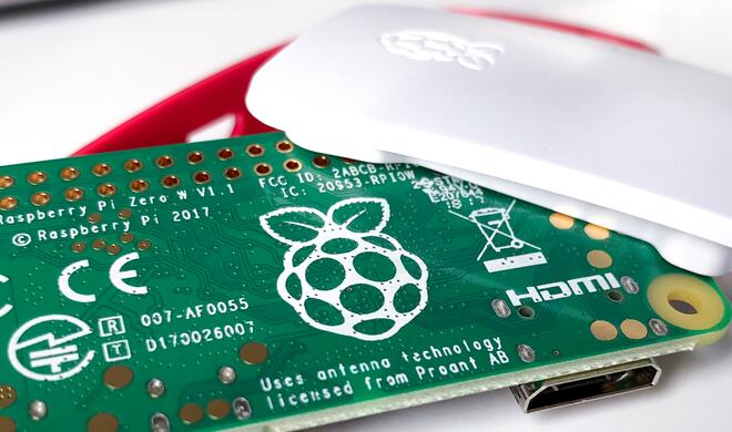 Der Raspberry Pi ist inzwischen in vielen Varianten zu haben. Bereits mit dem kostengünstigen Modell Pi Zero W lassen sich spannende Projekte umsetzen.