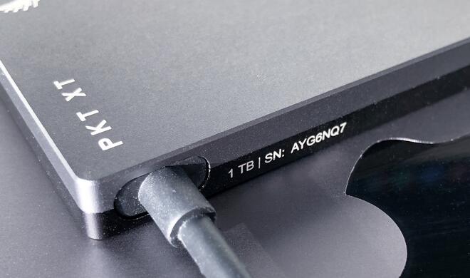 Die USB-C-Buchse der SSD2GO PKT XT ist im Gehäuse versenkt – das hat Vor- aber auch Nachteile.