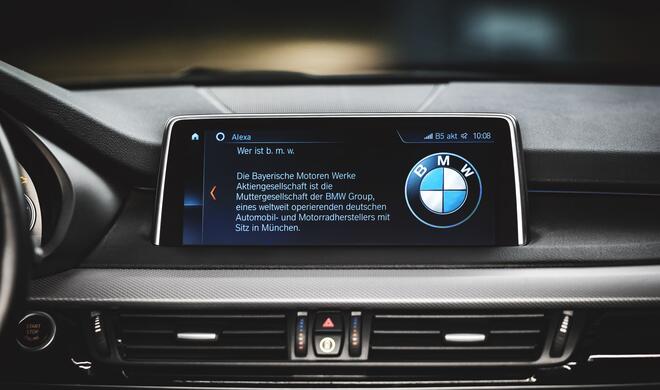 Alexa fügt sich in die Designsprache von BMW ein