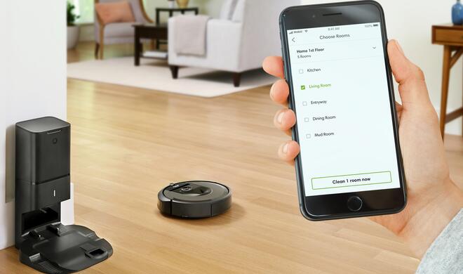 Praktisch: Der iRobot Roomba i7+ rollt zur Basisstation, um den Akku zu laden – und er entleert dort auch selbstständig seinen Schmutzbehälter.