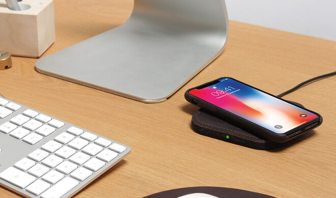 Der Pack & Smooch Taurus ist ein Qi-Lader für das iPhone aus Filz und Leder