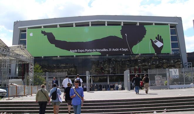 Die Kampagne funktioniert auch auf großen Plakatflächen wie hier an den Messehallen von Paris Expo .. 
