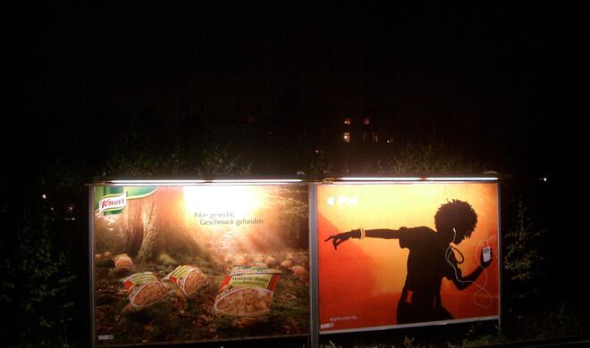 Spätere Motive der Silhouette-Kampagne erhalten einen mehrfarbigen Hintergrund, dessen Anmutung bis heute auf iTunes-Guthabenkarten anzutreffen ist.