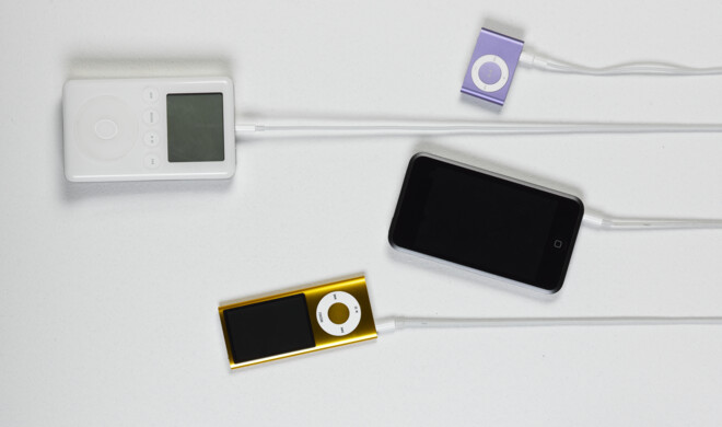 2003 führte der iPod mehrere wichtige Veränderungen ein: 30-poliger Dock-Connector und Touch Wheel. In Gold: iPod nano von 2009 mit Radio, Schrittzähler und Kamera. Ganz in schwarz ist der erste iPod touch von 2007. Ebenfalls im Bild ein iPod shuffle in „purple“.