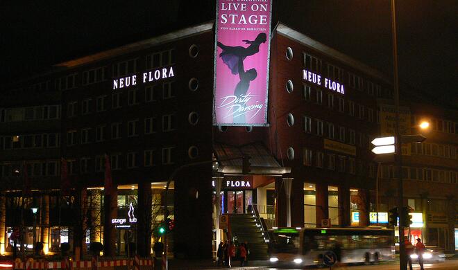 Das Operettenhaus Neue Flora bewirbt in Hamburg das Musical „Dirty Dancing“ mit einem Motiv, das auch für den iPod werben könnte.