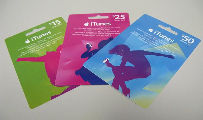 iTunes Guthabenkarten nutzen das Motiv der Kampagne noch immer, auch wenn inzwischen Apple Music und Apps im Mittelpunkt stehen.
