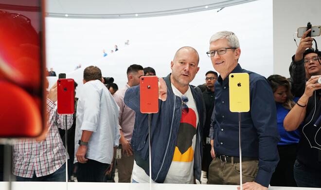 Auch CEO Tim Cook lässt sich von Designer Jony Ive beraten ;)