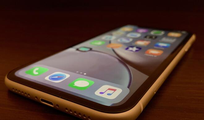Das iPhone XR in voller Pracht. Da neue Apple-Smartphone bietet fast alle Features des iPhone XS, ist aber deutlich günstiger zu haben.