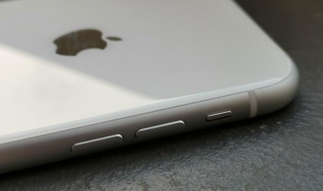 Die Rückseite des iPhone XR ist mit Glas ausgestattet. Dieses wird besonders für die kabellose Ladefunktion benötigt. 