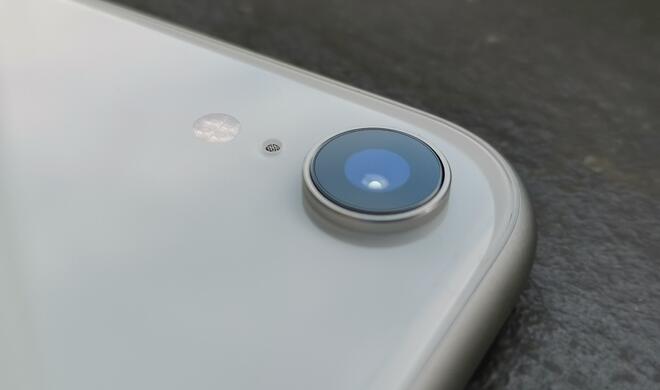 Die Kamera auf der Rückseite ist mit einem einzelnen Weitwinkelobjektiv ausgestattet. Dennoch sind Bilder im Porträtmodus möglich. Beim iPhone XR wird der Unschärfeneffekt für den Hintergrund durch künstliche Intelligenz erzeugt.