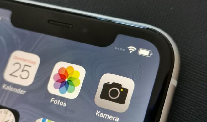 Die Frontkamera ist mit dem iPhone Xs identisch. Auch hier sind die Sensoren für Face ID verbaut. Das iPhone XR beherrscht also auch Animojis.