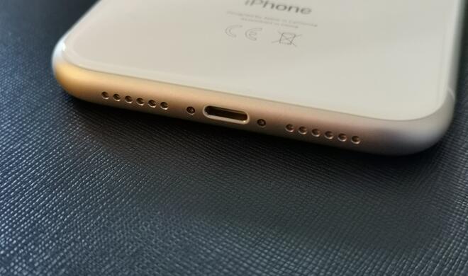 Und ebenfalls nicht wirklich verwunderlich: einen Kopfhöreranschluss sucht man auch beim iPhone XR vergeblich. In der Verpackung wird lediglich ein Lightning-Kopfhörer mitgeliefert.