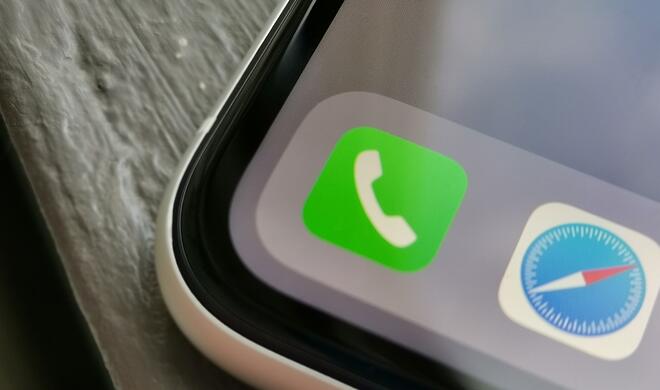 Auch wenn der Rahmen etwas dicker und die Auflösung des Displays geringer als beim iPhone Xs ist, das Display weiß dennoch zu überzeugen und wird einen Großteil der Nutzer zufriedenstellen.