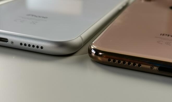 Im Vergleich zum Xs fällt auch der matte Rahmen aus Aluminium des XR auf. Das iPhone Xs ist hier mit Edelstahl ausgestattet. Sicherlich Geschmacksache, was man persönlich bevorzugt. 