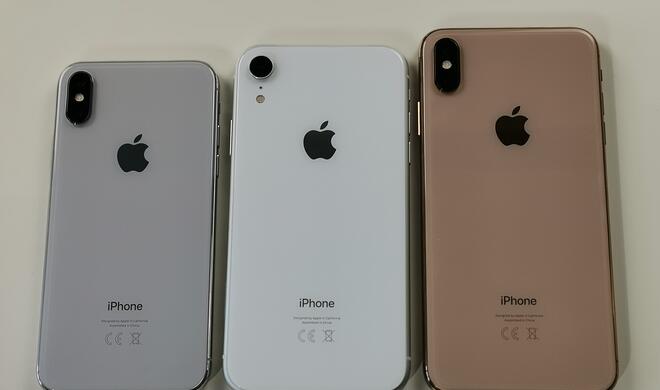 Die Gehäusegröße siedelt Apple fast exakt zwischen dem Xs und Xs Max an. Das günstigere Einstiegsmodell ist also nicht mehr das kleinste Gerät. Ein ungewöhnlicher Schritt für Apple.