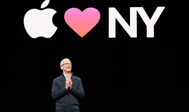 Tim Cook präsentiert sich gut gelaunt auf der Bühne in New York und führt dynamisch durch das Programm.
