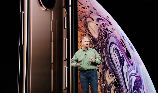 Phil Schiller stellt iPhone Xs und iPhone Xs Max mit eSIM vor.