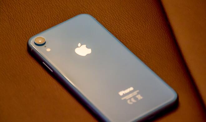 Das iPhone XR kann in sechs Farben gewählt werden: Blau, Koralle, Gelb, (PRODUCT)RED, Schwarz, Weiß. Jede Farbe ist dabei ein Hingucker...
