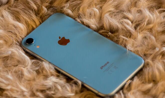 Während Apple die Farben sonst blumiger umschreibt, zeigt man sich beim iPhone XR eher langweilig. Unser „babyblaues“ Modell kuschelt sich hier in ein Fell und wirkt dabei fast schon verspielt.