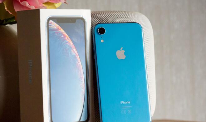 Apple hat sogar bei der Verpackung auf die Details geachtet. Nicht nur auf der Front ist die Gerätefarbe zu sehen, sondern auch das Apple-Logo sowie der „iPhone“-Schriftzug sind in der passenden Farbe ...