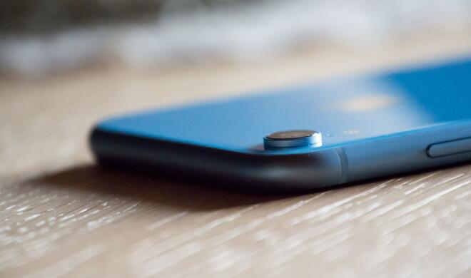 Liebe zum Detail beweist Apple auch beim Kamera-Huckel. Dieser ist außen ebenfalls in die Gehäusefarbe eingefärbt.