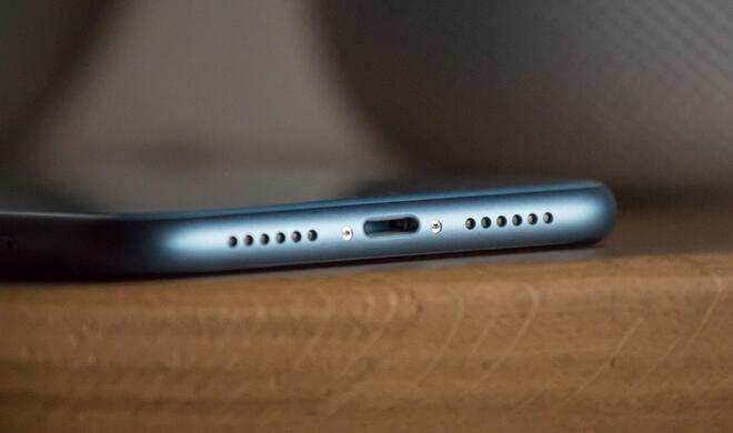 Wie schon beim iPhone X setzt Apple auch beim iPhone XR auf mehr Symmetrie. Dies wird auch an der Unterseite deutlich. Allerdings hat man stets das Gefühl, dass ein Anschluss fehlt.