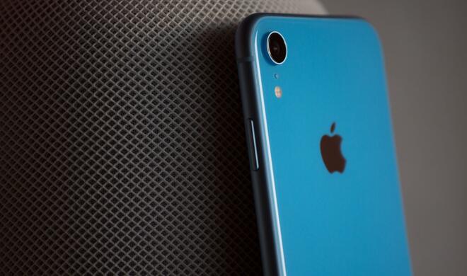 Im Gegensatz zu Apples HomePod weiß das iPhone XR wie man sofort auffällt. Knalliger Farben sind im Trend...