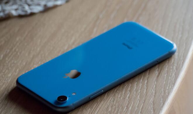 Je nach Lichtverhältnis wirkt die Farbe stets anders. Kein Wunder, dass Apple selbst noch keine Hüllen für das XR anbietet. Die coole Farbauswahl ist zu schade, um sie zu verstecken...