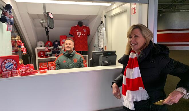 Jennifer Bailey, Apple SVP für Apple Pay und Internet Services, demonstriert Apple Pay in der Allianz Arena 