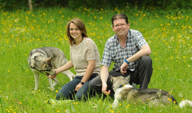 Das Team hinter GiftköderRadar (Amalia und Sascha mit den beiden Hunden Aurora und Maya).