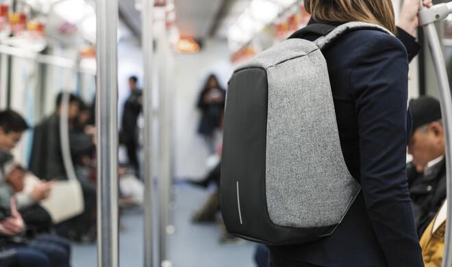 Der Bobby Backpack bietet auch in überfüllten U-Bahnen effektiven Schutz vor Langfingern