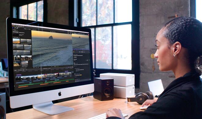 Eine Frau arbeitet an einem Final-Cut-Pro-Schnittplatz auf dem iMac.