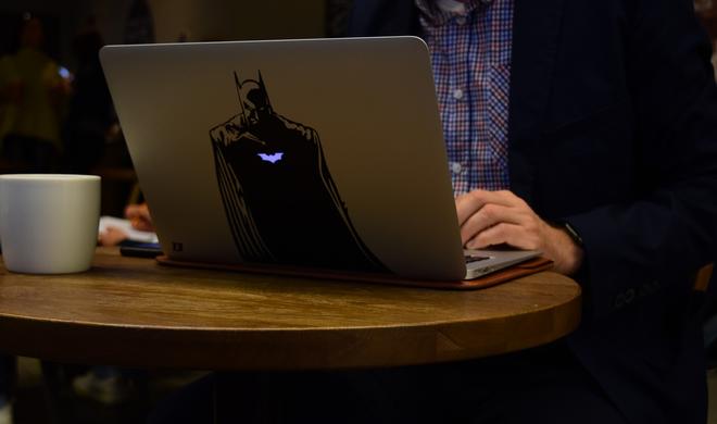 Ein eher harmloser Superhelden-Aufkleber am MacBook