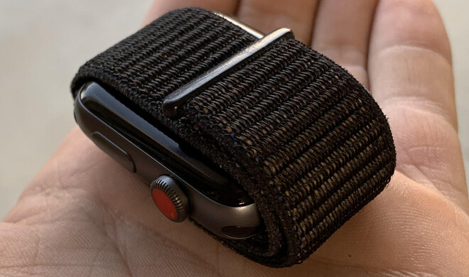 Apple Watch im Sport Loop eingewickelt