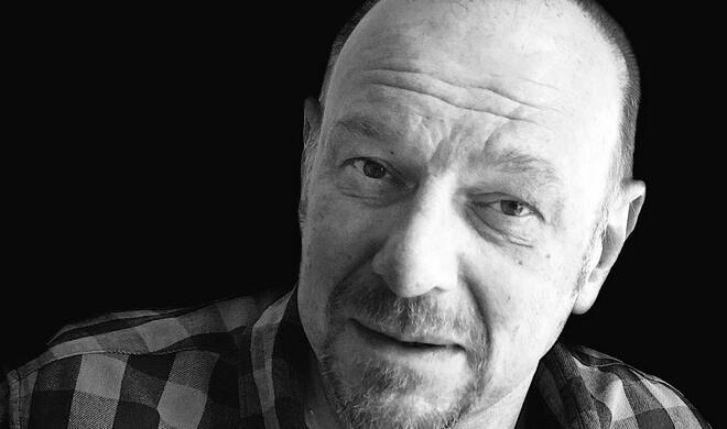 Apple hat die Beleuchtungsmodi wie hier das Bühnenlicht des Porträt-Modus leicht verbessert, weil die Tiefenstaffelung des Bildes besser als zuvor erkannt wird.